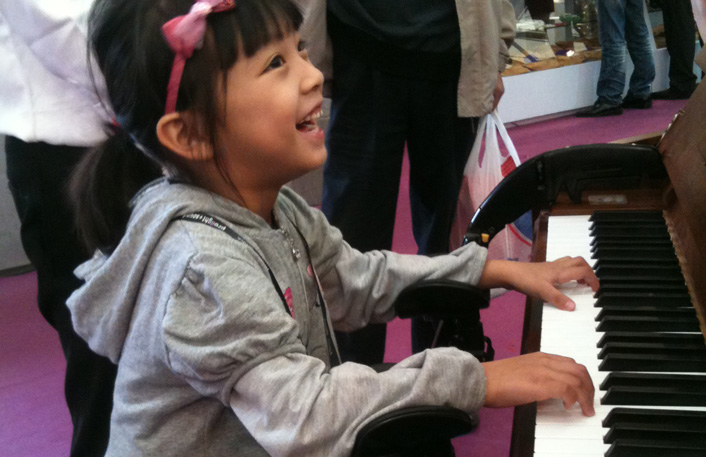 Scalerail piano teaching and practice aid featured at Music China 2011